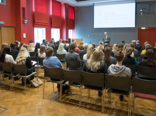 Riigikogu esimees Eiki Nestor avas keskkonnakomisjoni korraldatud karusloomakasvanduse teemalise arutelu õpilasliidritega